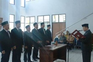 Enam pejabat struktural  di lingkungan Uniku dilantik Rektor Uniku, Dr. Dikdik Harjadi, SE., M.Si 